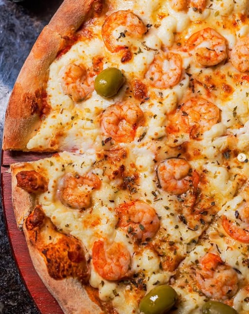 Pizza especial de camarão com queijo e azeitonas