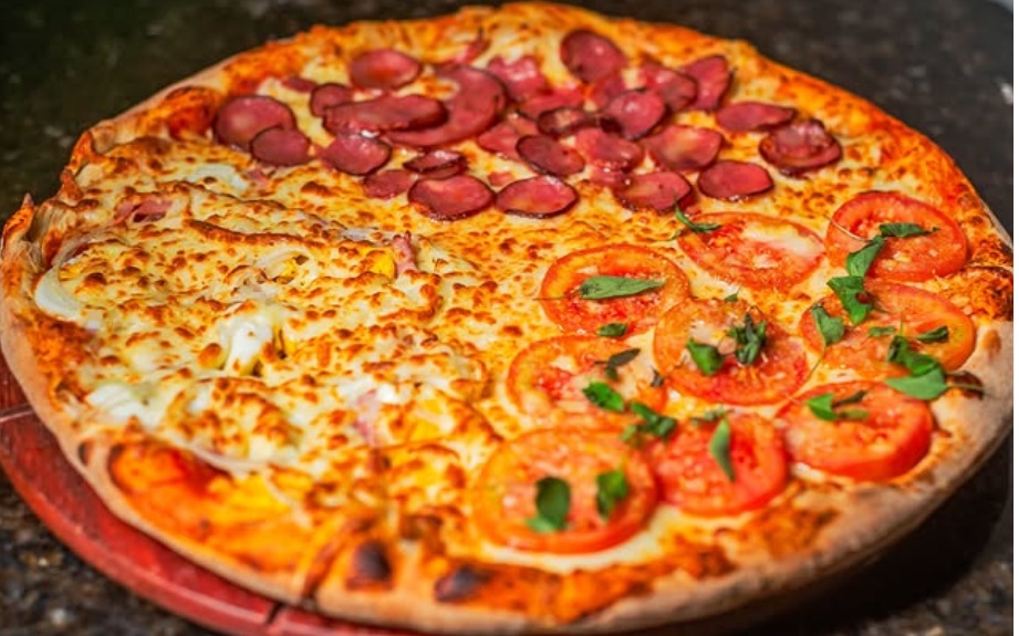 Pizza grande com sabores variados e muito queijo