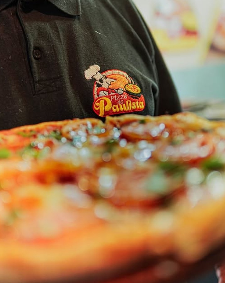 Equipe da Pizza do Paulista preparando uma pizza